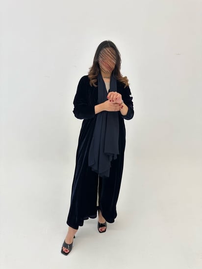 عباية مخمل أكمام ضيقة