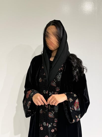 مخمل اسود مع أسواره وياقه تطريز ملون