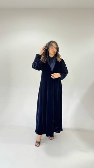 عباية مخمل مع أكمام مطرزة كحلي