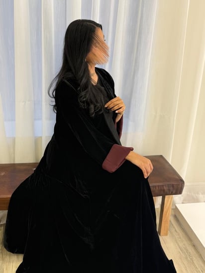 مخمل اسود مع سواره عنابي