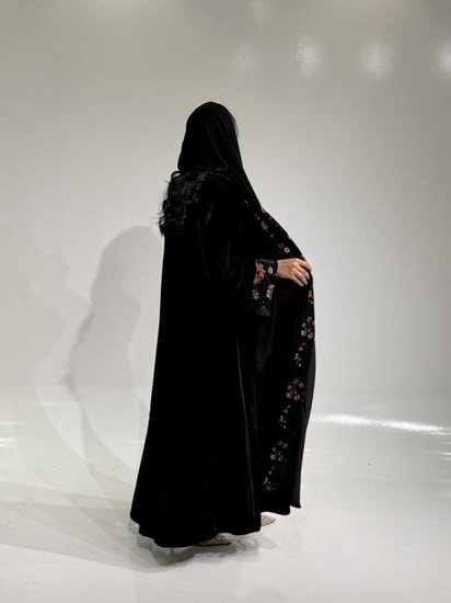 مخمل اسود مع أسواره وياقه تطريز ملون