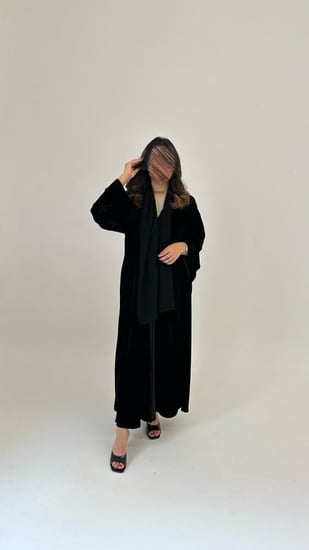 عباية مخمل مطرز مع مخمل سادة