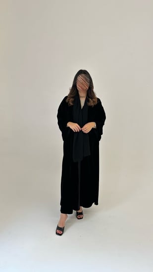 عباية مخمل مطرز مع مخمل سادة