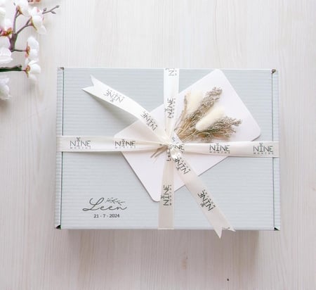 صندوق الأناقة | فستان الدانتيل | هدايا مواليد