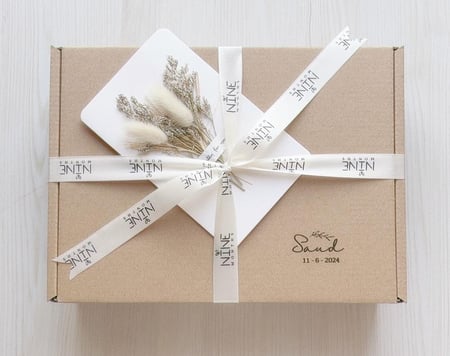 صندوق السعادة بقميص رسمي