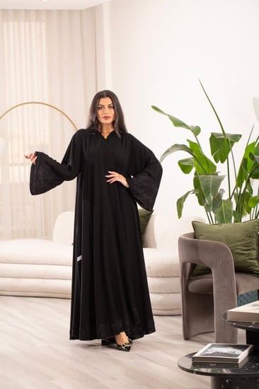 ‏‎عباية اسود كلوش بتطريز اسود واكمام واسعه