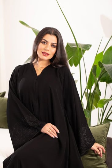 ‏‎عباية اسود كلوش بتطريز اسود واكمام واسعه
