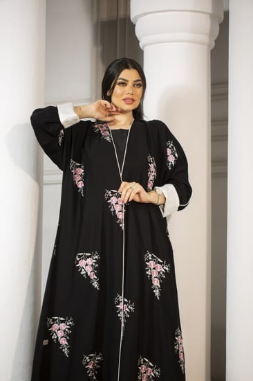 عباية اسود بتطريز وردي