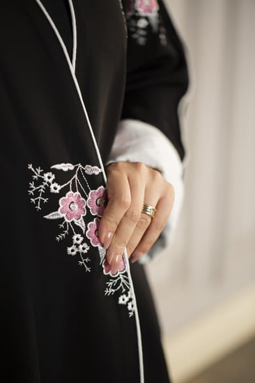 عباية اسود بتطريز وردي