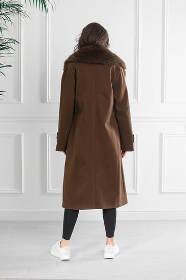 معطف شتوي فرو طويل يصل لمنتصف الساق مزود بفرو على الرقبة وحزام على الخصر قابل للتعديل ومزين بحزام يحتوي على أزرار على الأكمام