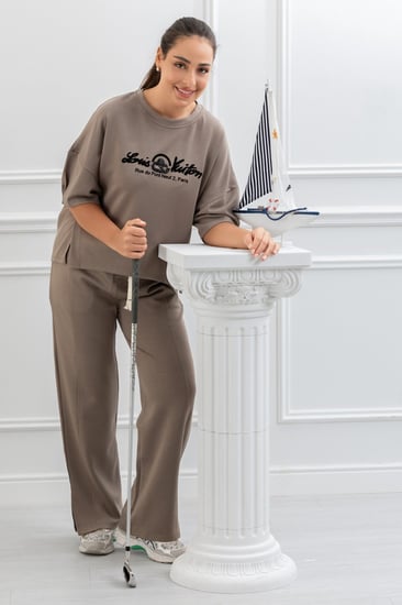 ترنج نسائي كاجوال طبي بنطال مع تيشرت بكتابة بارزة