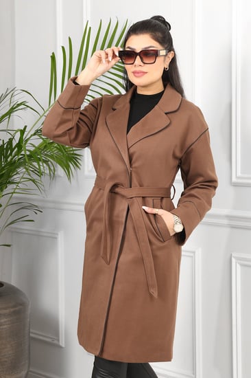 جاكيت شتوي رسمي طويل يصل للركبة بياقة مطوية وحواف محددة وحزام خصر قابل للتعديل