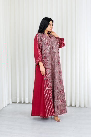 جلابية قماش بطول يصل للكاحل بياقة قصيرة مزينة بالترتر اللامع من الأمام والظهر بلا تطريز