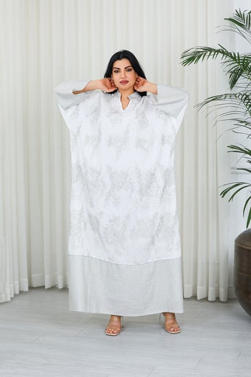 جلابية قماش بطول يصل للكاحل بنهايات أكمام واسعة وياقة صغيرة مزينة بالتطريزات والترتر على كامل القماش الأمامي