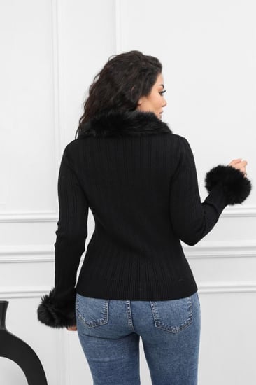 بلوزة صوف أكمام طويلة بياقه مزين بإضافة ريش