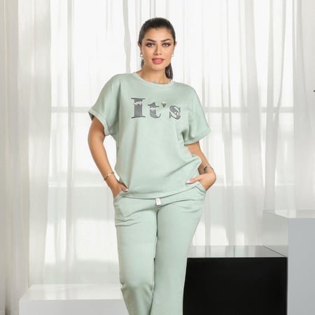 ترنج طبي بنطال مع تيشيرت بأكمام قصيرة بطباعة أحرف