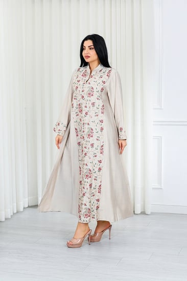 جلابية قماش بطول يصل للكاحل بياقة قصيرة مطرزة بالورد