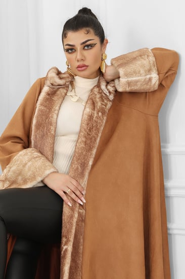 فروة شتوية مبطنة مع فرو على الأطراف