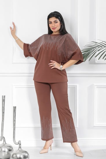 ترنج نسائي كاجوال مزين بالترتر على الصدر والأكمام ونهايات البنطال