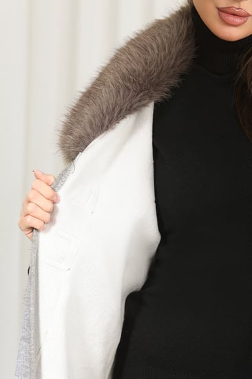 فروة شتوية طويلة مزودة بياقة وأطراف أكمام فرو بأزرار اغلاق خارجية