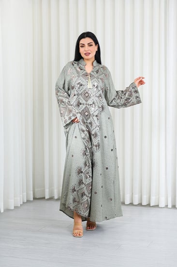 جلابية قماش بطول يصل للكاحل وياقة صغيرة مفتوحة على الصدر مزينة بتطريزات زخرفية على كامل القماش والأكمام