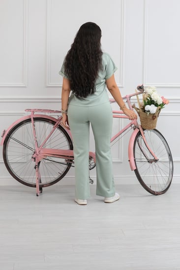 ترنج نسائي كاجوال طبي بنطال مع تيشيرت قطن بطبعة زهور