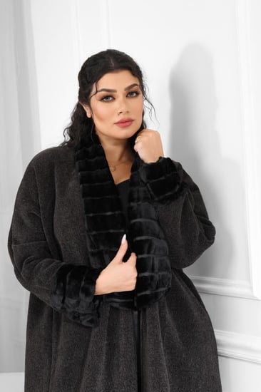 فروة شتوية طويلة بياقة وأكمام فروية