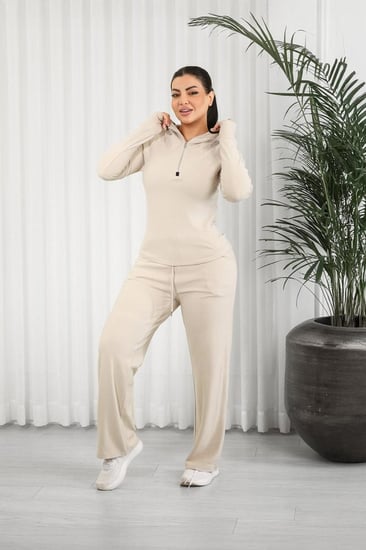 ترنج شتوي بأكمام طويلة وقبعة وسحاب قصير أعلى الصدر