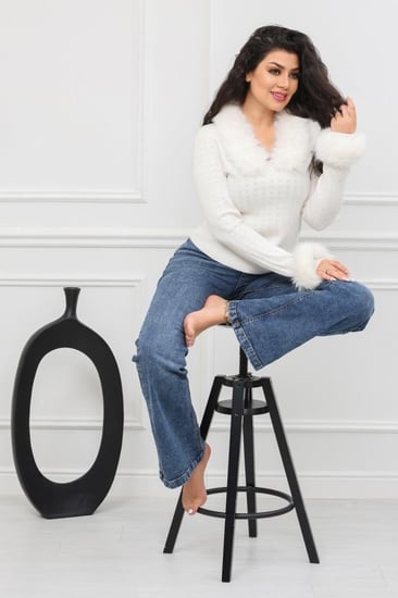 بلوزة صوف أكمام طويلة بياقه مزين بإضافة ريش