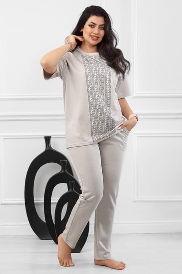 ترنج نسائي كاجوال تيشرت بأكمام متوسطة الطول مزين بالستراس اللامع وبنطال سادة ضيق من الاسفل