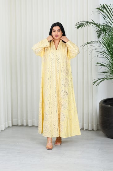 جلابية قماش بطول يصل للكاحل بأكمام بنهايات واسعة وياقة مزينة بالترتر على كامل القماش