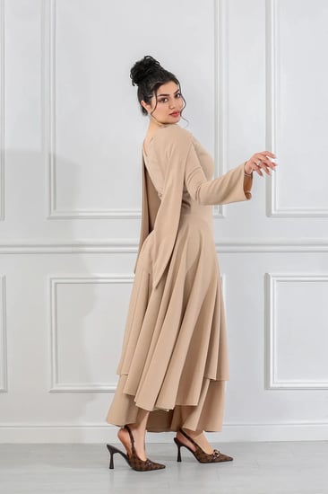 فستان كاجوال ماكسي بأكمام كاب وتنورة متعددة الطبقات