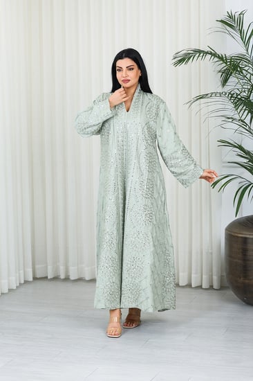 جلابية قماش بطول يصل للكاحل بأكمام بنهايات واسعة وياقة مزينة بالترتر على كامل القماش