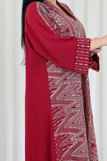 جلابية قماش بطول يصل للكاحل بياقة قصيرة مزينة بالترتر اللامع من الأمام والظهر بلا تطريز