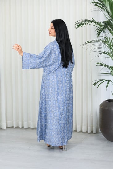 جلابية قماش بطول يصل للكاحل بأكمام واسعة مطوية متوسطة الطول وياقة صغيرة مزينة بالتطريزات على كامل القماش