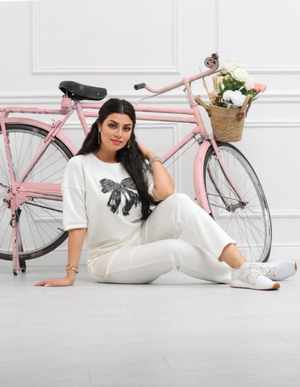 ترنج طبي بنطال مع تيشيرت بياقة ومطبوعة بفيونكة