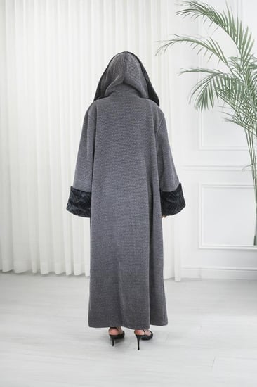 فروة شتوية مبطنة مع فرو على الأطراف وقبعة