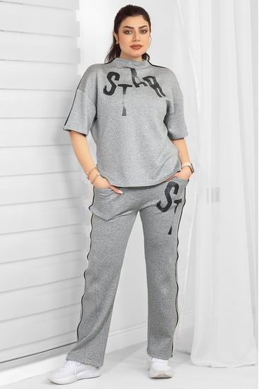 ترنج نسائي كاجوال تيشرت بياقة مرتفعة وأكمام متوسطة الطول مزينة بكلمة STAR بأحرف كبيرة وبنطال عريض مزين بخط جانبي وأحرف ST كبيرة