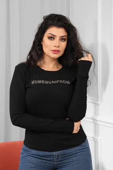 تيشرت نسائية كاجوال بأكمام طويلة بفتحات للإبهام في الأكمام وكتابة بأحرف كبيرة من الترتر اللامع على الصدر