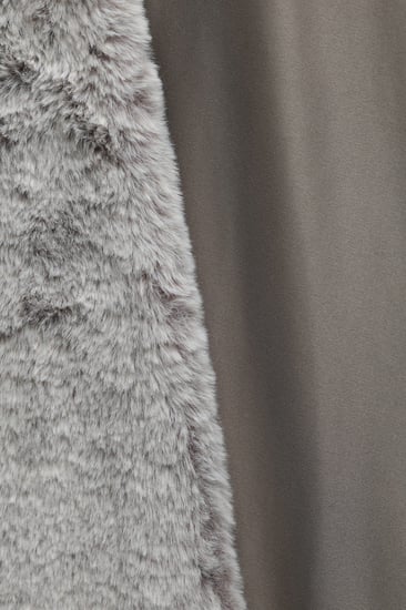 فروة شتوية مبطنة مع فرو على الأطراف