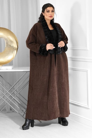 فروة شتوية طويلة بياقة وأكمام فروية