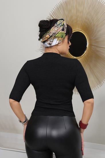 توب نسائي سادة برقبة عالية