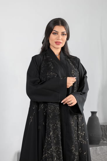 عباية كريب فاخر تطريز نحاس دبل كلوش مع شال ومزودة بأزرار طقطق