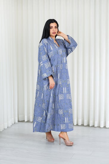 جلابية قماش بطول يصل للكاحل بأكمام واسعة وياقة مزينة بتطريزات هندسية و ورود على كامل القماش