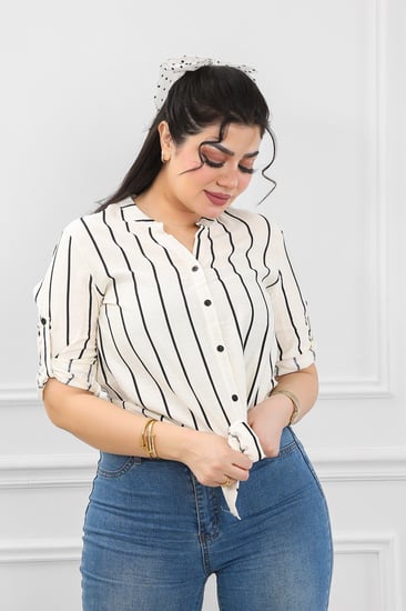 قميص نسائي نص كم مخطط بشكل طولي وياقة بشكل V