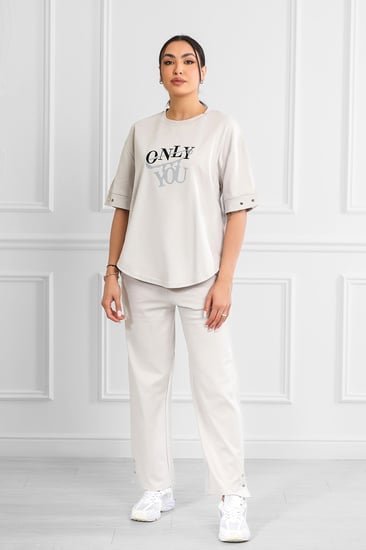 ترنج نسائي كاجوال بتيشرت قصير من الأمام مع أزرار معدنية تزين الأكمام والبنطال