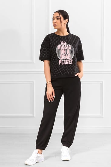 ترنج نسائي كاجوال مزين بطباعة ونقاط دائرية صغيرة على التيشرت والبنطال سادة