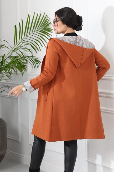 جاكيت شتوي رسمي طويل يصل للركبة مزود بنقشة مميزة على حواف التصميم ونهاية الأكمام