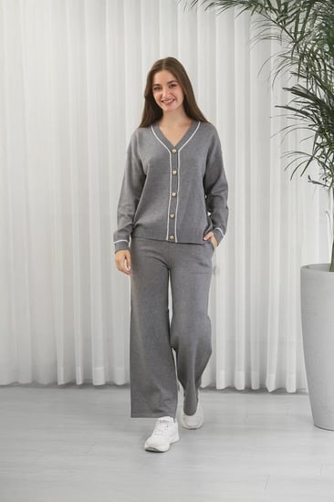 ترنج شتوي أزرار بأكمام طويلة وياقة V