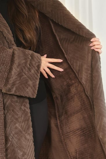 فروة شتوية مبطنة مع فرو على الأطراف وقبعة